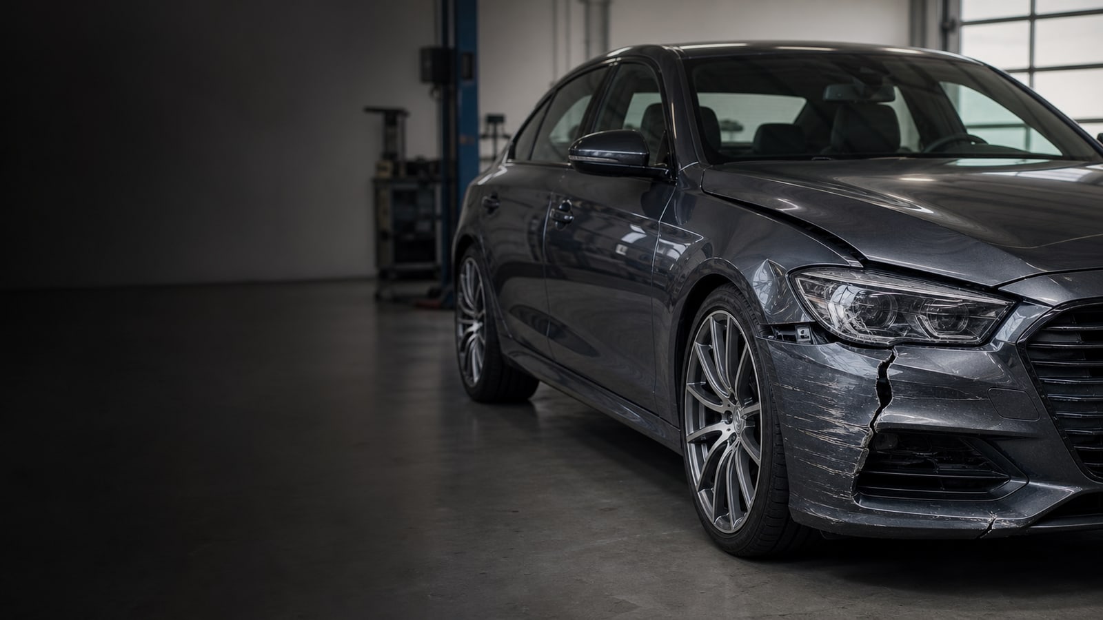 Beschädigte Sportlimousine in einer modernen Werkstatt